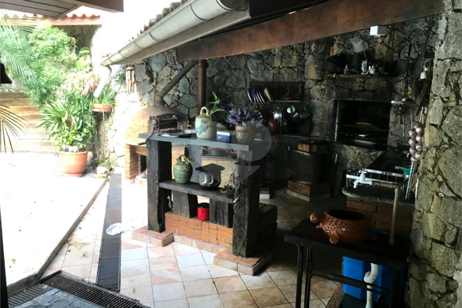Casa à venda com 3 quartos, sendo 1 suíte, no condomínio Associação Reserva das Hortênsias, Mairiporã - SP