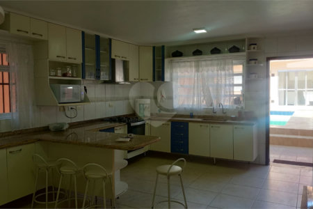 Sobrado à venda com 4 quartos, sendo 1 suíte, em Interlagos, São Paulo, SP