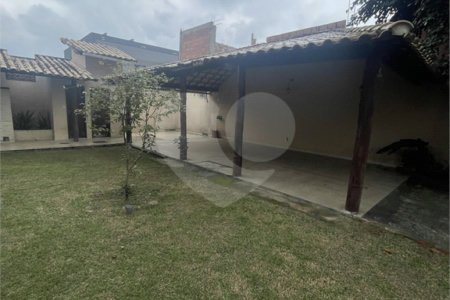 Casa à venda com 5 quartos, sendo 3 suítes, no condomínio Recanto das Palmeiras, Rio de Janeiro - RJ