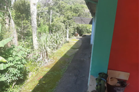 Tapiraí Sp - Sítio Santa Clara - Area de 12,1 ha - composto por casa principal, galpões poço artesiano, ótima área para plantios. Fica localizado a aproximadam. 1 quilômetro da prefeitura. Area preservação permanente- 4,6 ha - Area aproveitável - 4,6 ha - area utilizada rural - 2,5 ha -R$ 750.000,00