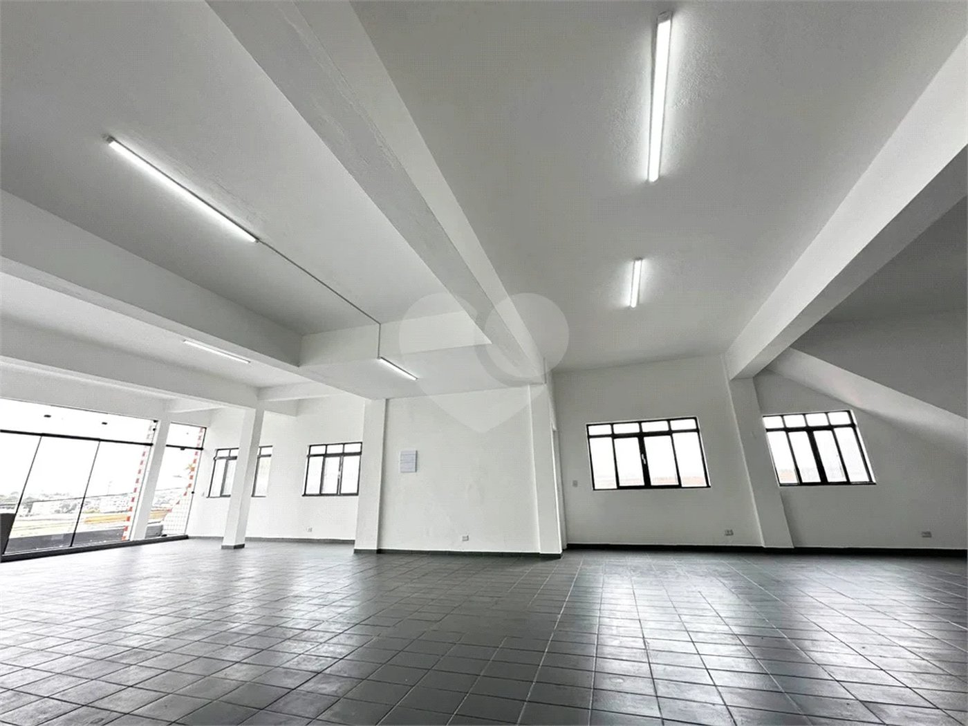 Galpão com 250m² , 4 vagas , para locação em Itaquera.