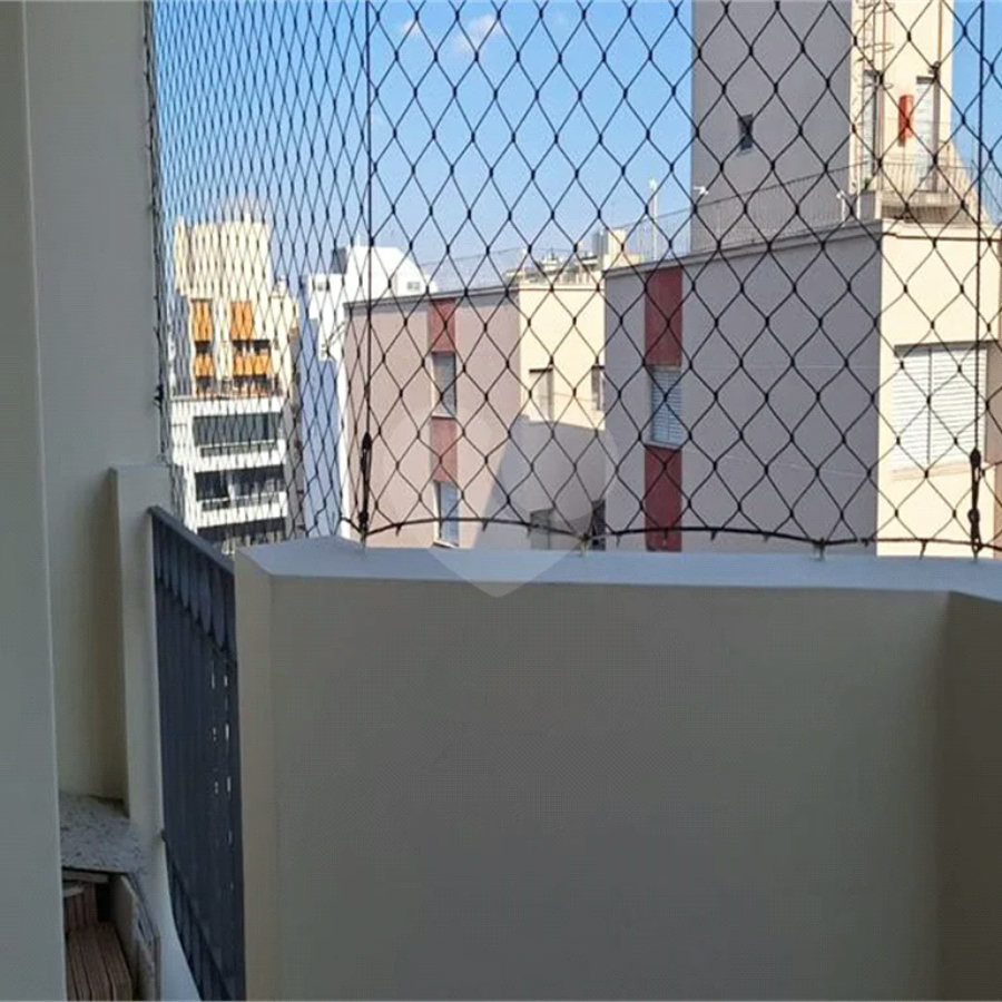 Moema! 3 quartos sendo 1 suíte master! varanda, 2 vagas demarcadas, lazer completo! Reformado!