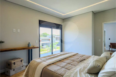 Indaiatuba - Condominio Villa Sapezal - 318 m² de Terreno - 230 m² de Área Construída - 3 suítes, sendo 1 Master com closet planejado - Sala de TV - Sala de estar integrada à Sala de jantar - Cozinha com móveis planejados - Despensa - Escritório planejado - Lavabo - Piscina com preparação para aquec