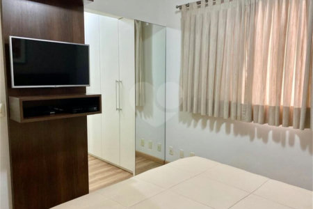 Apartamento de 03 dormitórios sendo 1 suíte e 02 vagas de garagem.