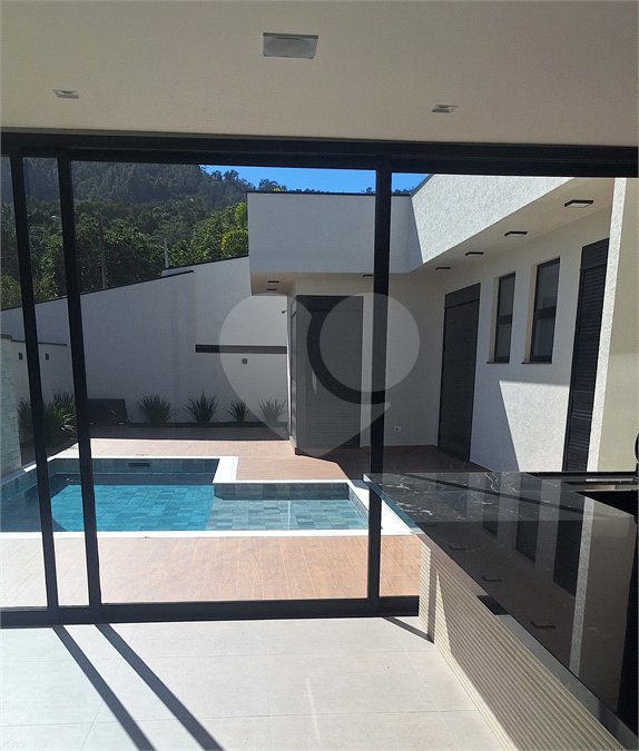 Casa a venda com 04 suítes área gourmet e 6 vagas para autos em condominio fechado Atibaia