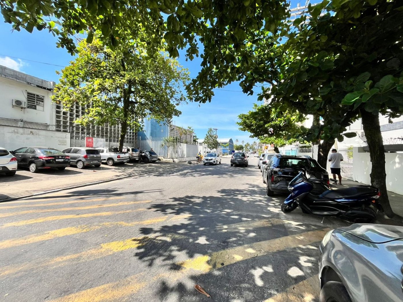 Apartamento 2 dormitórios com vaga de garagem lado praia na Enseada Guarujá
