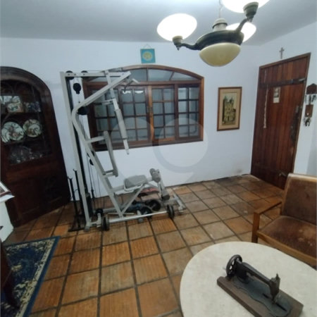 Casa à venda na Vila Mariana de 300 metros quadrados, com 3 dormitórios, 1 suíte e 2 vagas.