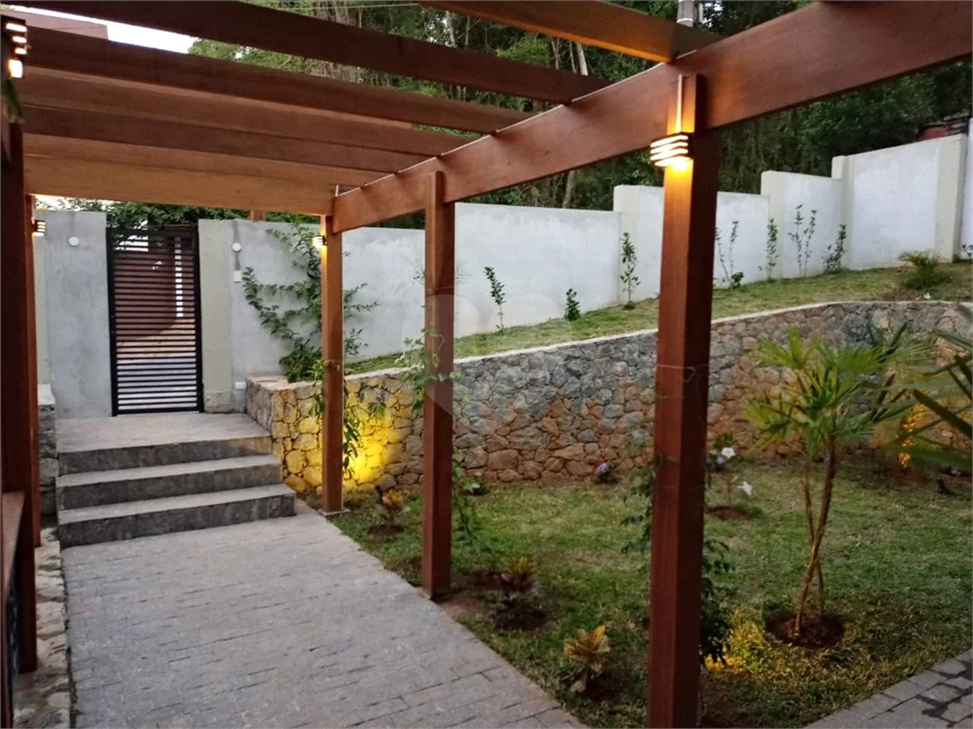 Casa à venda ou para alugar com 5 quartos, sendo 4 suítes, no condomínio Associação Reserva das Hortênsias, Mairiporã - SP