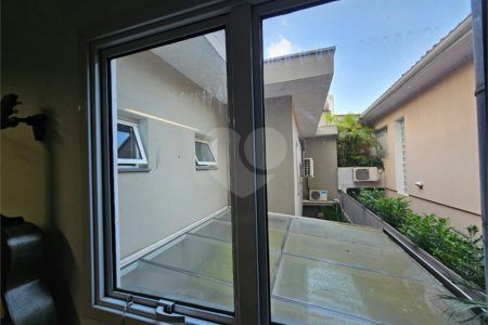 Sobrado à venda com 4 quartos, sendo 3 suítes, em Campo Belo, São Paulo, SP