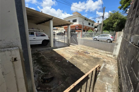 Casa térrea à venda com amplo quintal e grande potencial na Vila Nery