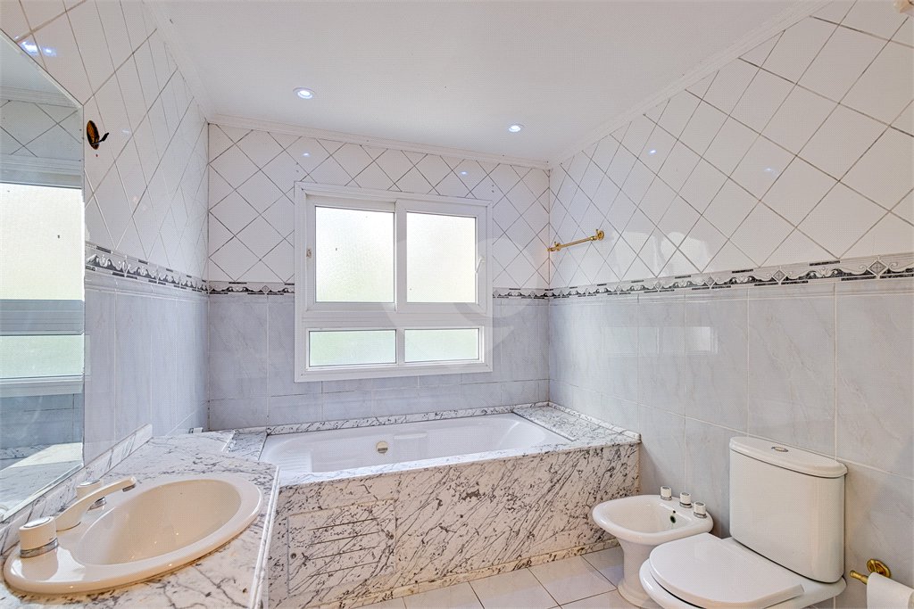 Casa à venda com 4 suítes no condomínio Solar Andaluz, São Paulo - SP