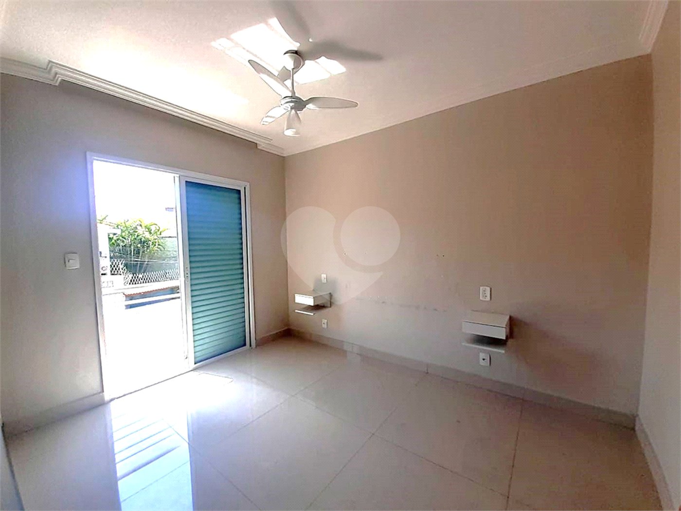 Casa à venda com 3 quartos, sendo 1 suíte, no condomínio Apeu, São Paulo - SP