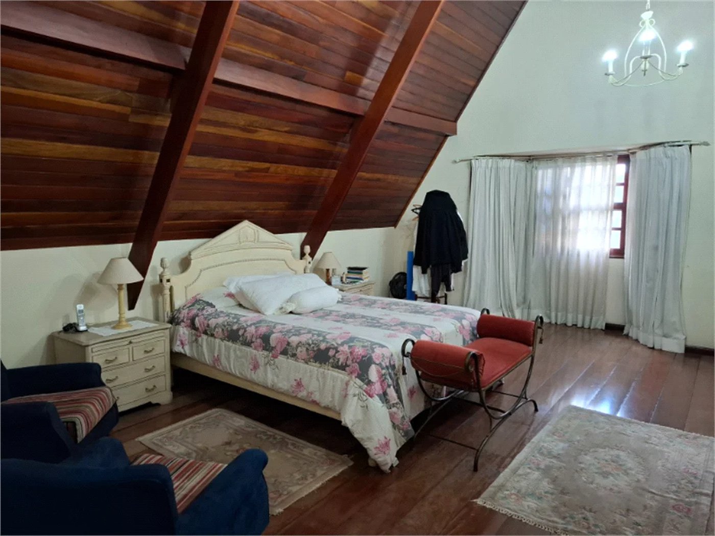 Sobrado à venda com 4 quartos, sendo 2 suítes, em Jardim Leonor, São Paulo, SP