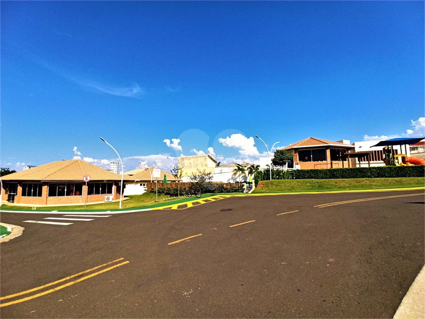 Casa à venda com 3 quartos, sendo 2 suítes, no condomínio Residencial Maria Dulce, Indaiatuba - SP