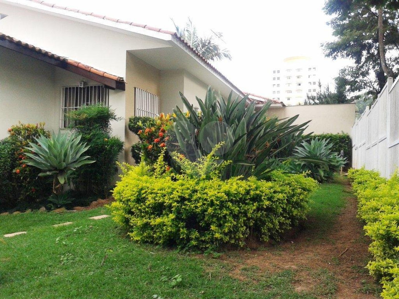 Casa Térrea à venda ou para alugar com 4 suítes em Jardim Floresta, São Paulo, SP