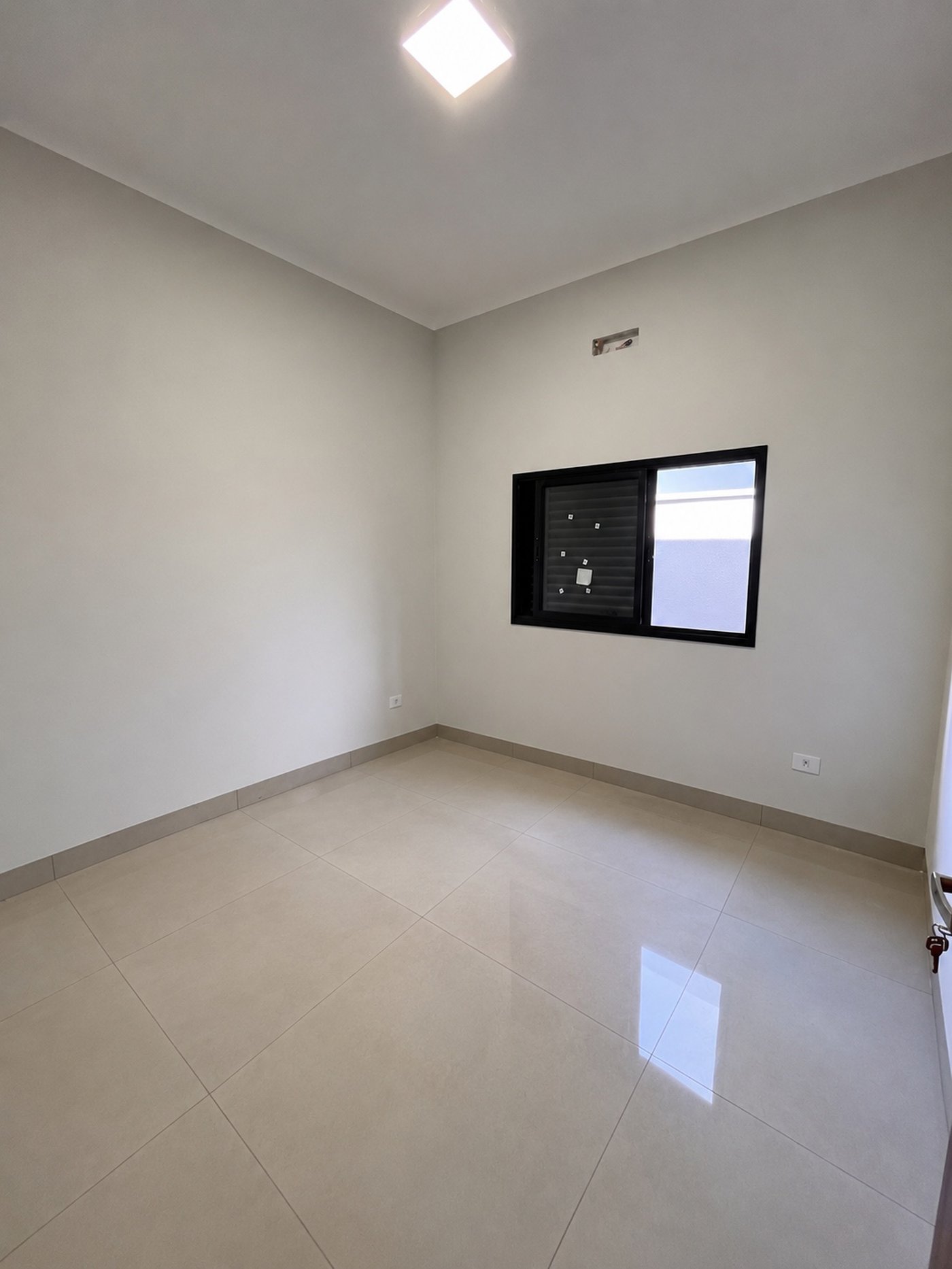 Casa à venda com 3 quartos, sendo 1 suíte,  em Parque Residencial Quinta da Lagoa, Três Lagoas, MS