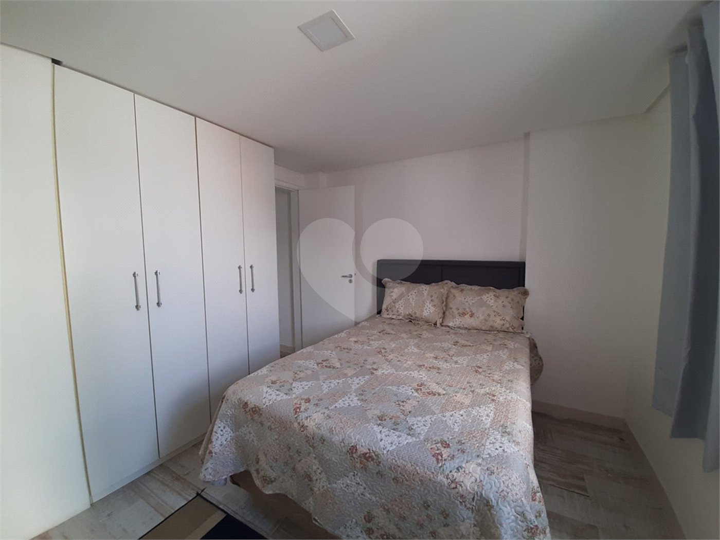Apartamento à venda com 2 quartos, sendo 1 suíte,  no Centro, Mongaguá, SP