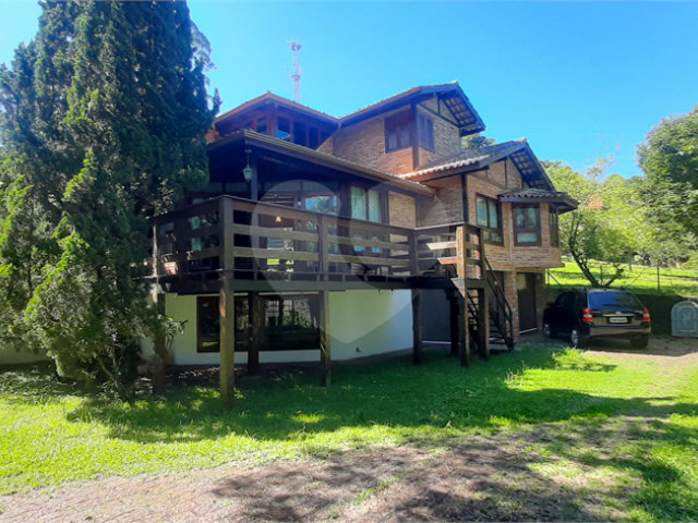 Sobrado à venda com 3 suítes em Serra da Cantareira, Mairiporã, SP