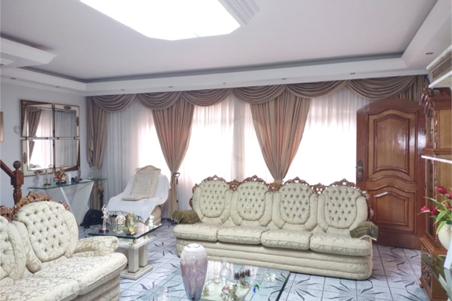 Casa à venda com 3 quartos, sendo 1 suíte, no condomínio Vila Paiva, São Paulo - SP
