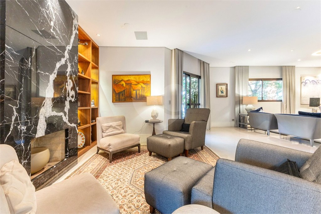 Apartamento à venda com 4 quartos, sendo 3 suítes, em Moema, São Paulo, SP