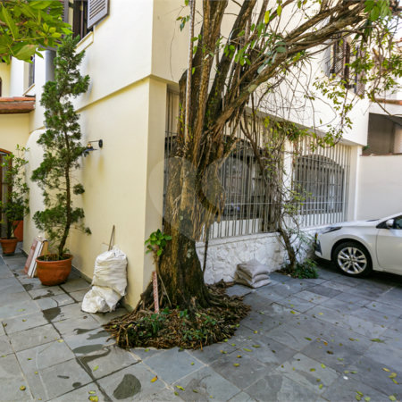 Sobrado à venda com 4 quartos, sendo 1 suíte, em Alto da Boa Vista, São Paulo, SP