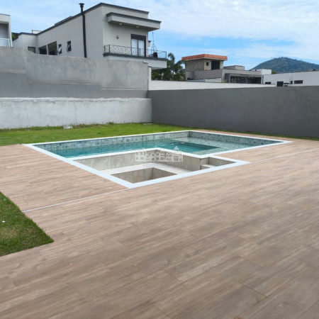 Casa à venda com 4 suítes no condomínio Figueira Garden, Atibaia - SP