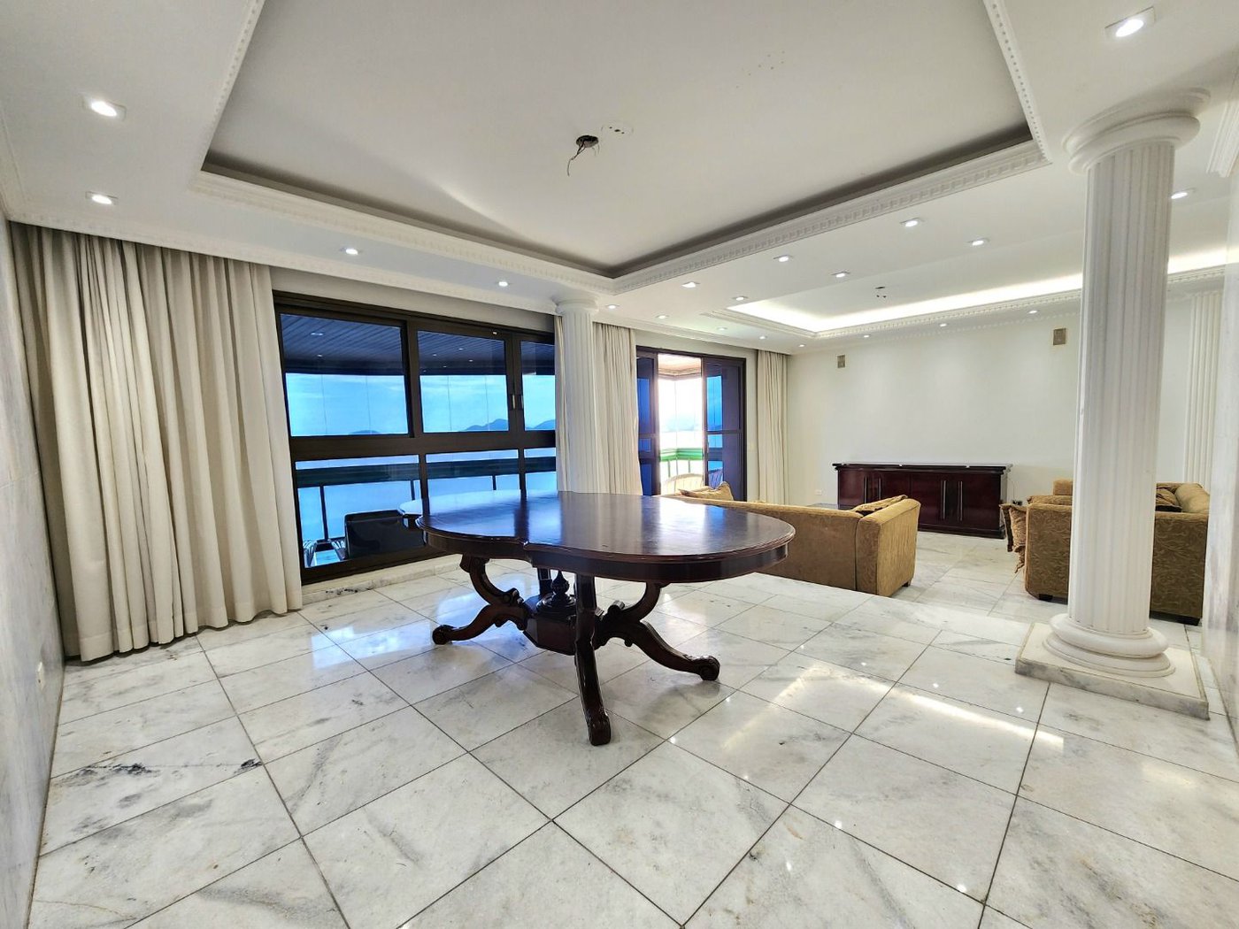Apartamento Alto Padrão Frente Mar com 4 Dormitórios, 3 Suítes e 3 Vagas na Orla de Santos