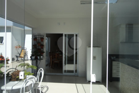 Casa à venda com 3 quartos, sendo 2 suítes, no condomínio Águas da Serra, Valinhos - SP