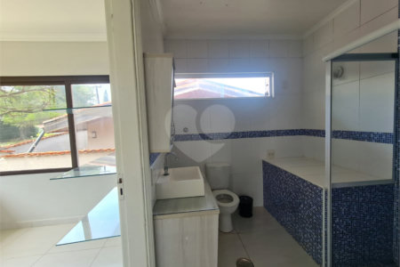 Sobrado à venda com 4 quartos, sendo 1 suíte,  em Interlagos, São Paulo, SP