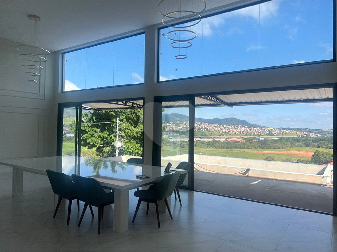 Casa à venda com 3 quartos, sendo 2 suítes,  no condomínio Residencial Alto da Floresta, Bom Jesus dos Perdões - SP