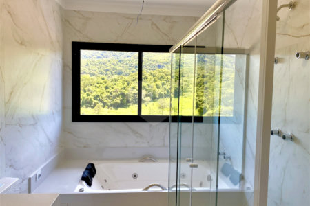 Casa à venda com 3 quartos, sendo 2 suítes, no condomínio Residencial Marchant Buarque, Atibaia - SP