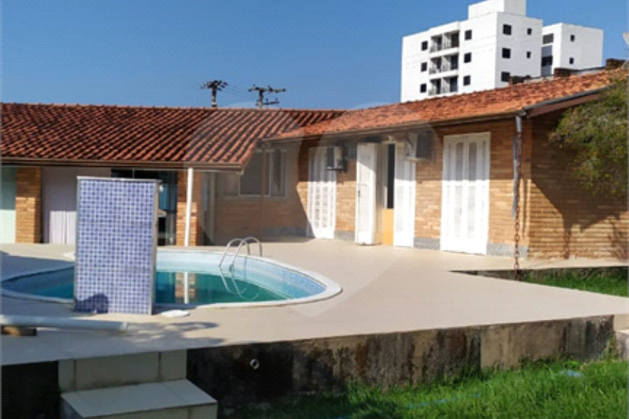 Casa Térrea à venda com 3 quartos, sendo 1 suíte, em Vila Atlântica, Caraguatatuba, SP