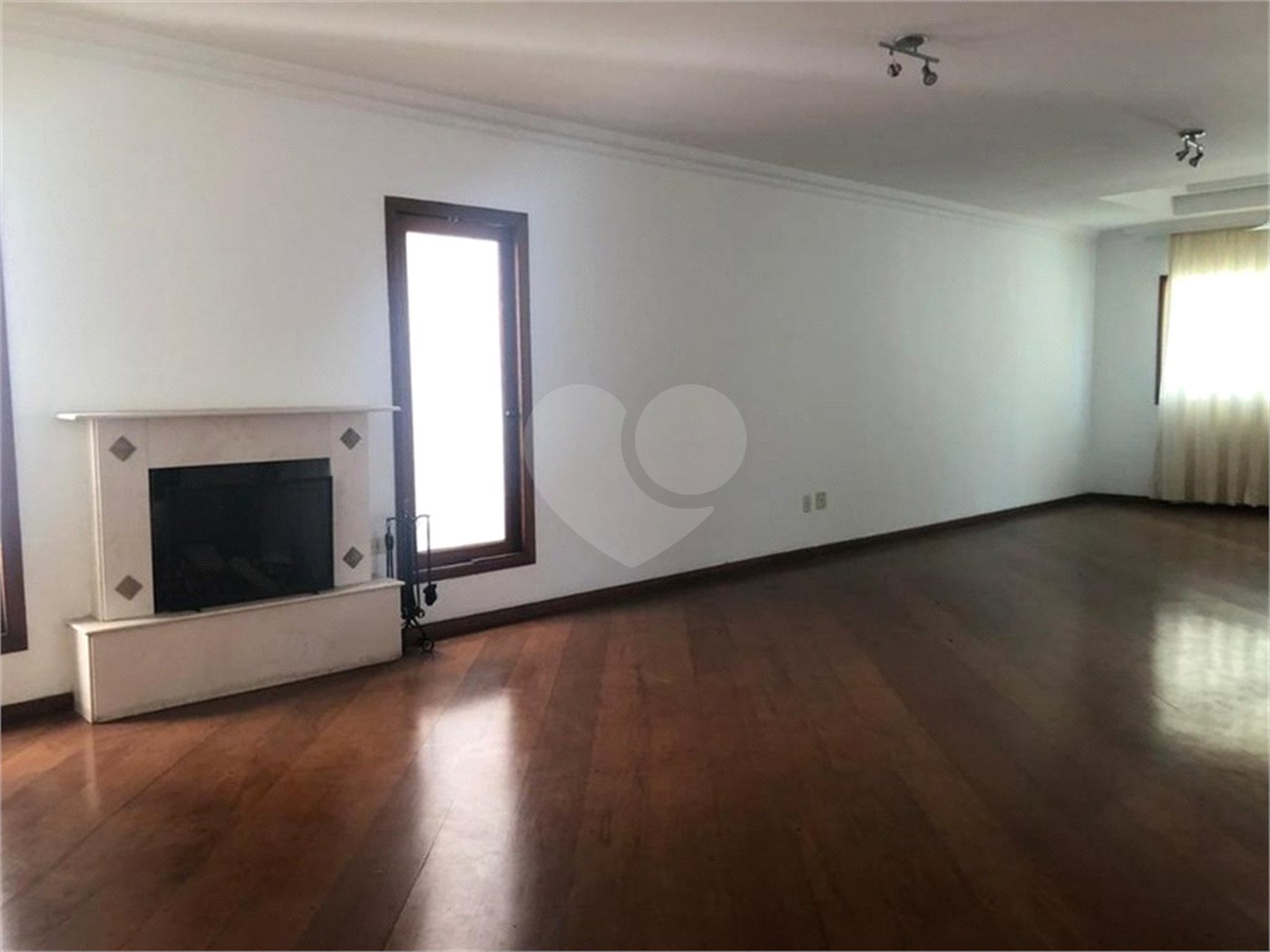 Casa à venda com 4 suítes no condomínio Vila das Emboabas, São Paulo - SP