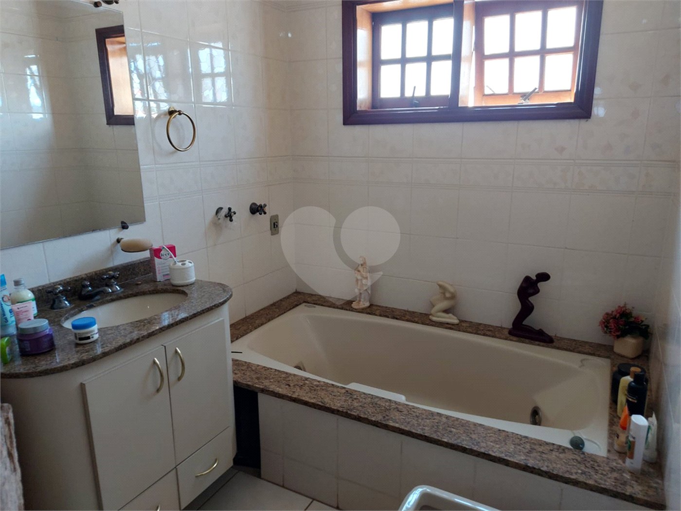Sobrado à venda com 5 quartos, sendo 4 suítes, em Santa Rosa, Vinhedo, SP