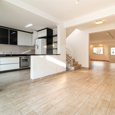Casa à venda com 4 quartos, sendo 2 suítes, no condomínio Vila das Andorinhas, São Paulo - SP