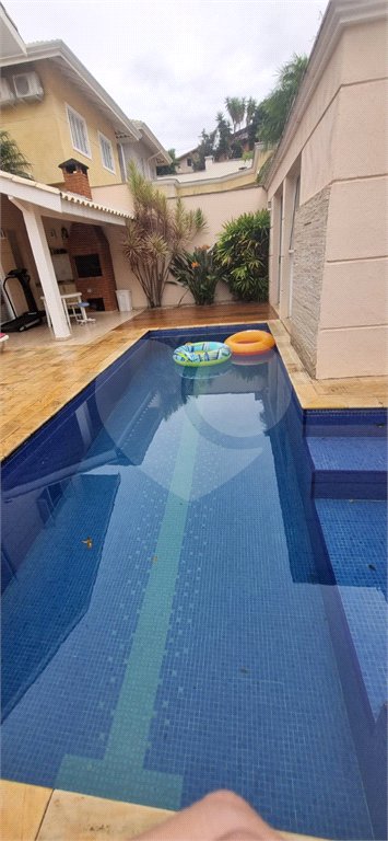 Casa à venda com 4 quartos, sendo 2 suítes, no condomínio Casas de Windsor, São Paulo - SP