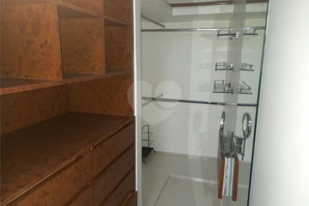 Sobrado à venda com 4 quartos, sendo 2 suítes, em Vila Hamburguesa, São Paulo, SP