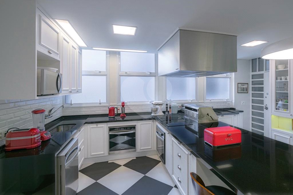 Apartamento Reformado à Venda em Higienópolis com Suíte Master e Projeto Assinado por Rino Levi