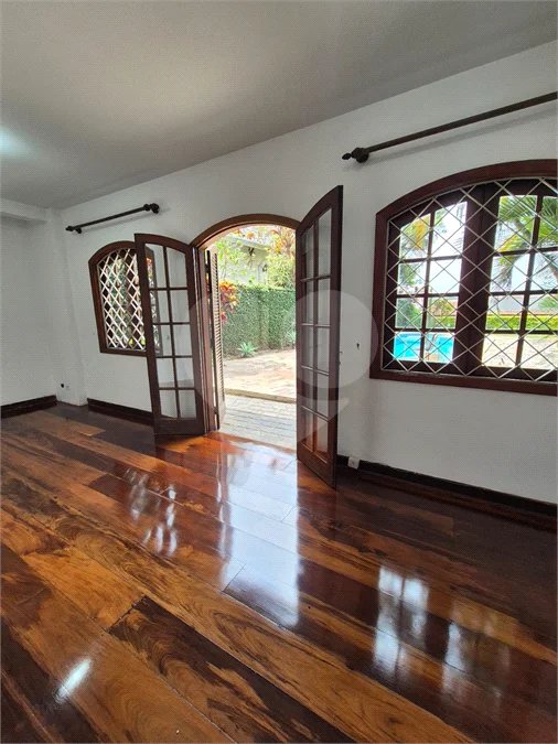 Casa com Piscina, Sauna e Edícula em Rua Arborizada no Tremembé