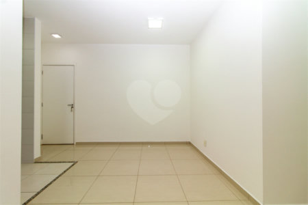Apartamento com 02 dormitórios, sendo 1 suíte com 02 vagas de garagem