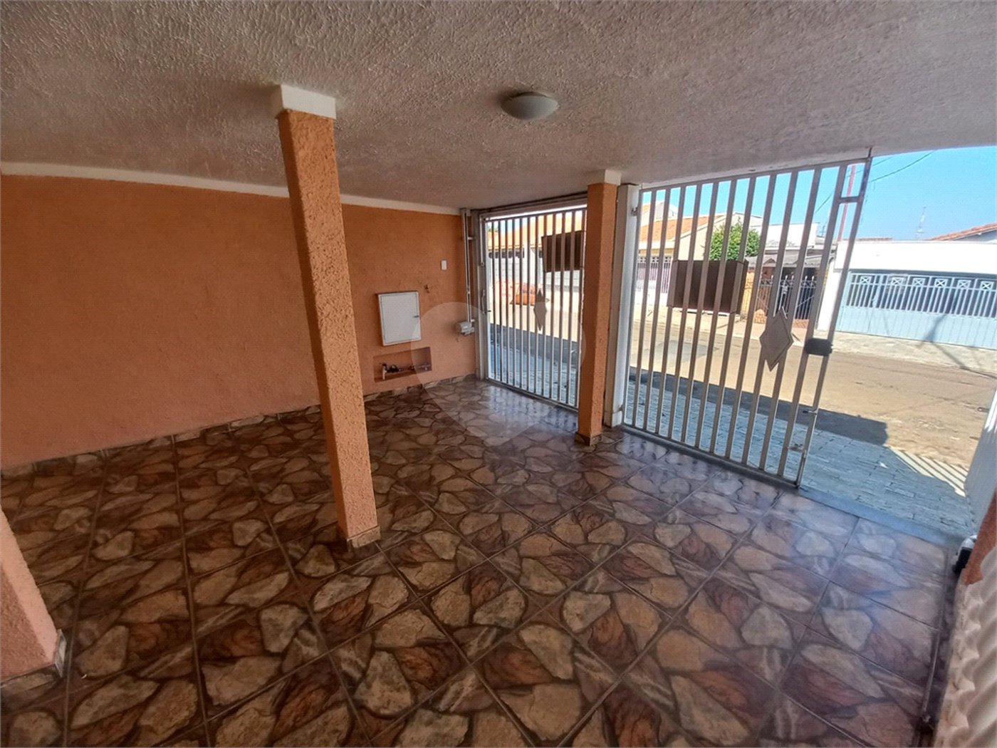 Casa térrea com 2 dormitórios.