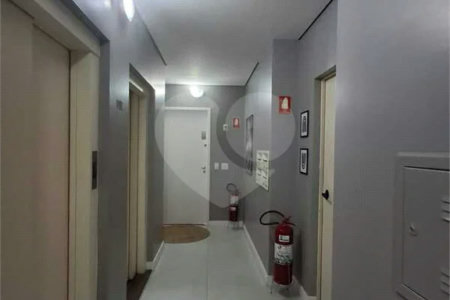 Apartamento totalmente decorado em Moema com 70 m2 , 2 quartos, 2 suítes e 2 vagas, ambientes com ar condicionado.