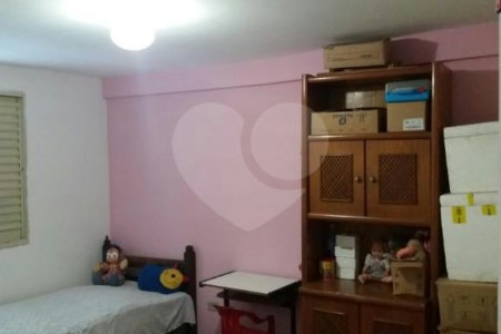 Casa à venda com 4 quartos, sendo 1 suíte,  em Jardim Helga, São Paulo, SP
