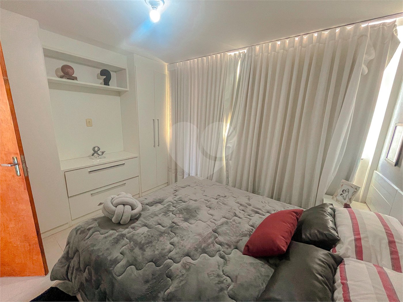 Casa à venda com 4 quartos, sendo 1 suíte, no condomínio Imperial Santa Cruz, Rio de Janeiro - RJ