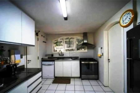 Casa à venda com 5 quartos, sendo 2 suítes,  em Jardim Everest, São Paulo, SP