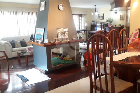 Casa à venda com 5 quartos, sendo 3 suítes,  em Vila Oliveira, Mogi das Cruzes, SP