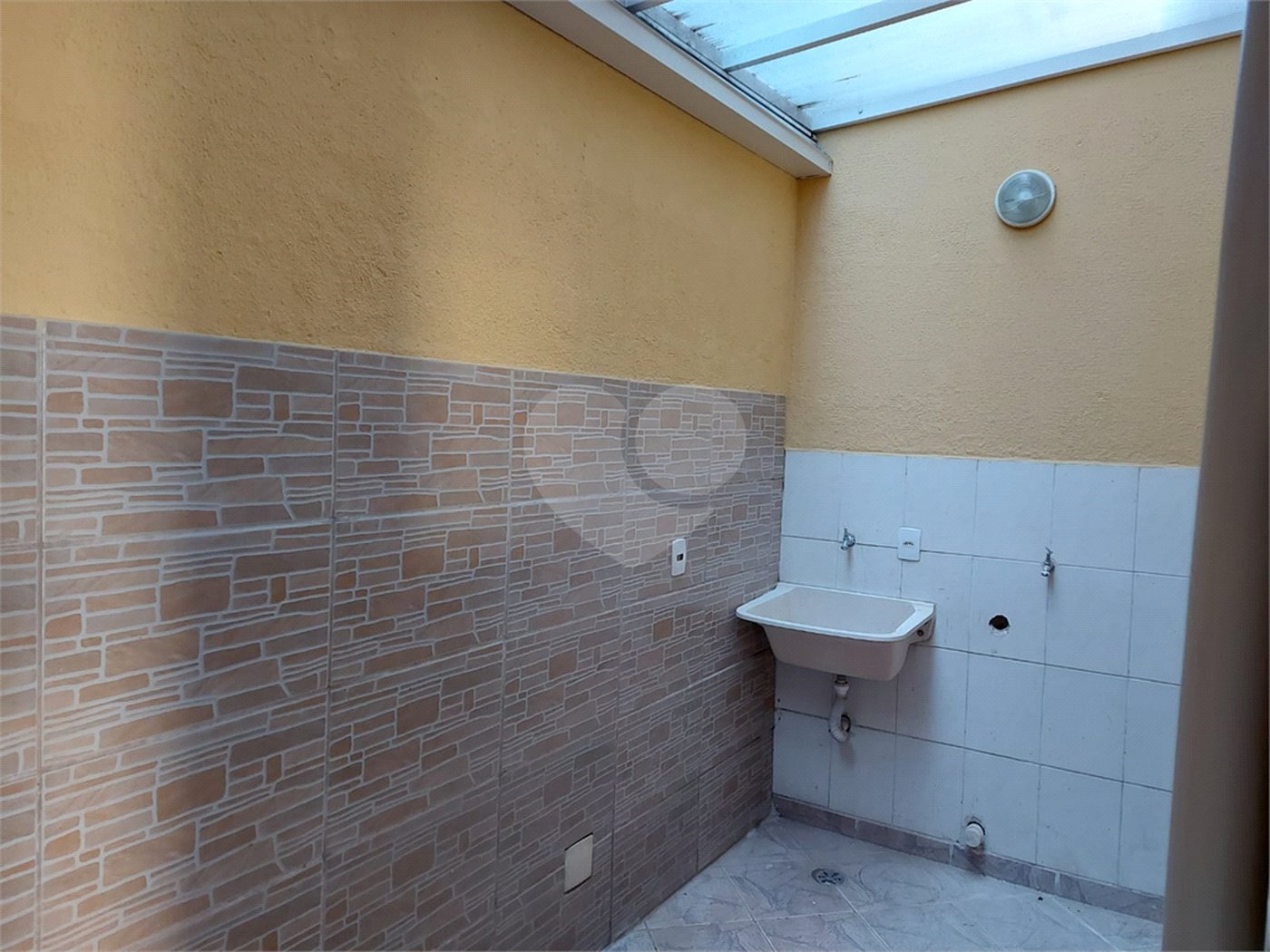 Casa à venda com 3 quartos, sendo 1 suíte, no condomínio Vila das Macieiras, São Paulo - SP