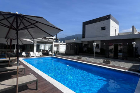 Casa à venda com 8 quartos, sendo 2 suítes, em Flórida, Praia Grande, SP