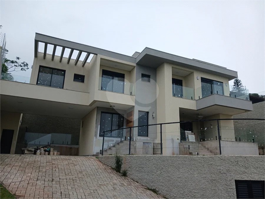 Sobrado à venda com 3 suítes em Roseira, Mairiporã, SP