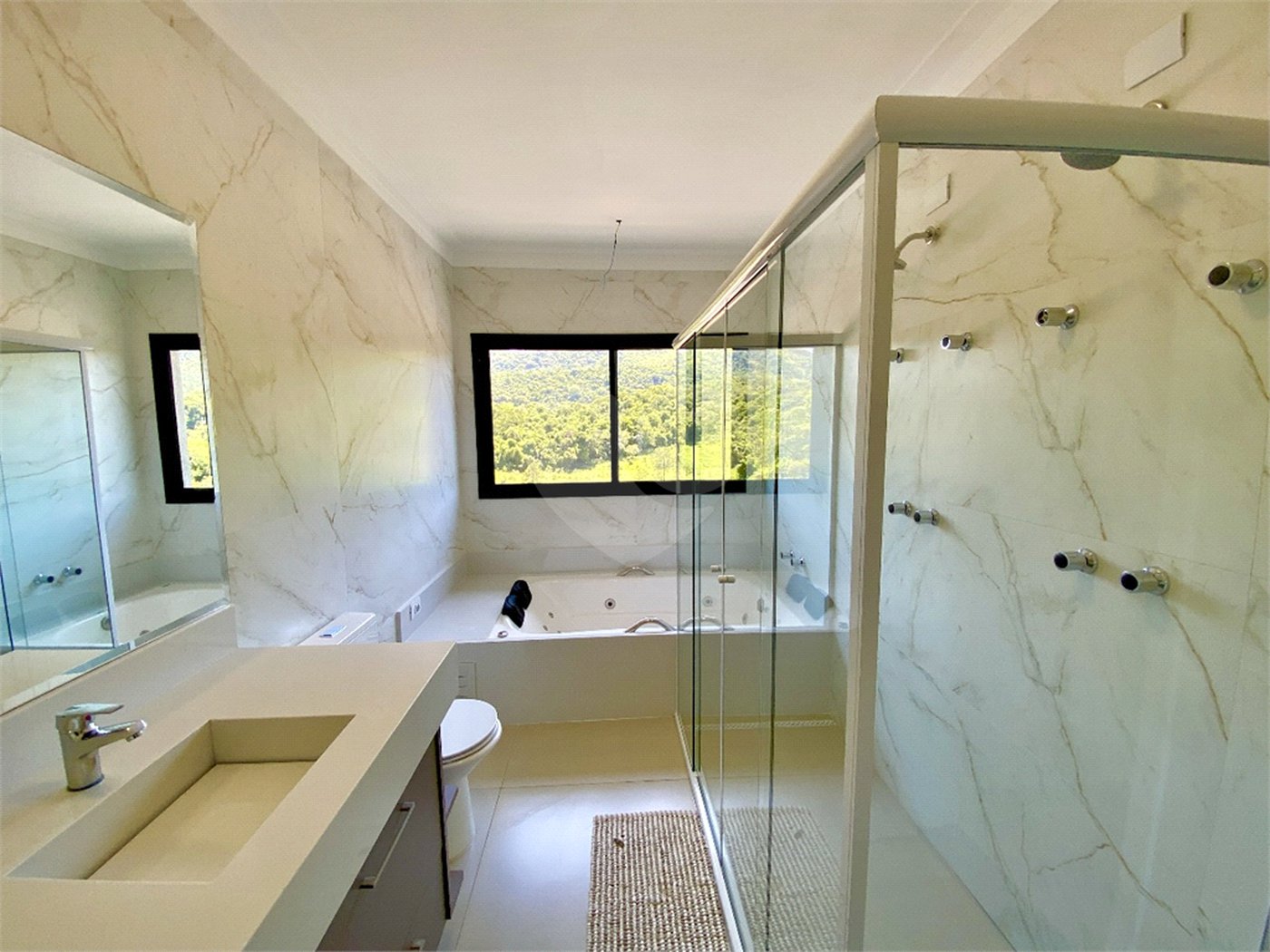 Casa à venda com 3 quartos, sendo 2 suítes, no condomínio Residencial Marchant Buarque, Atibaia - SP